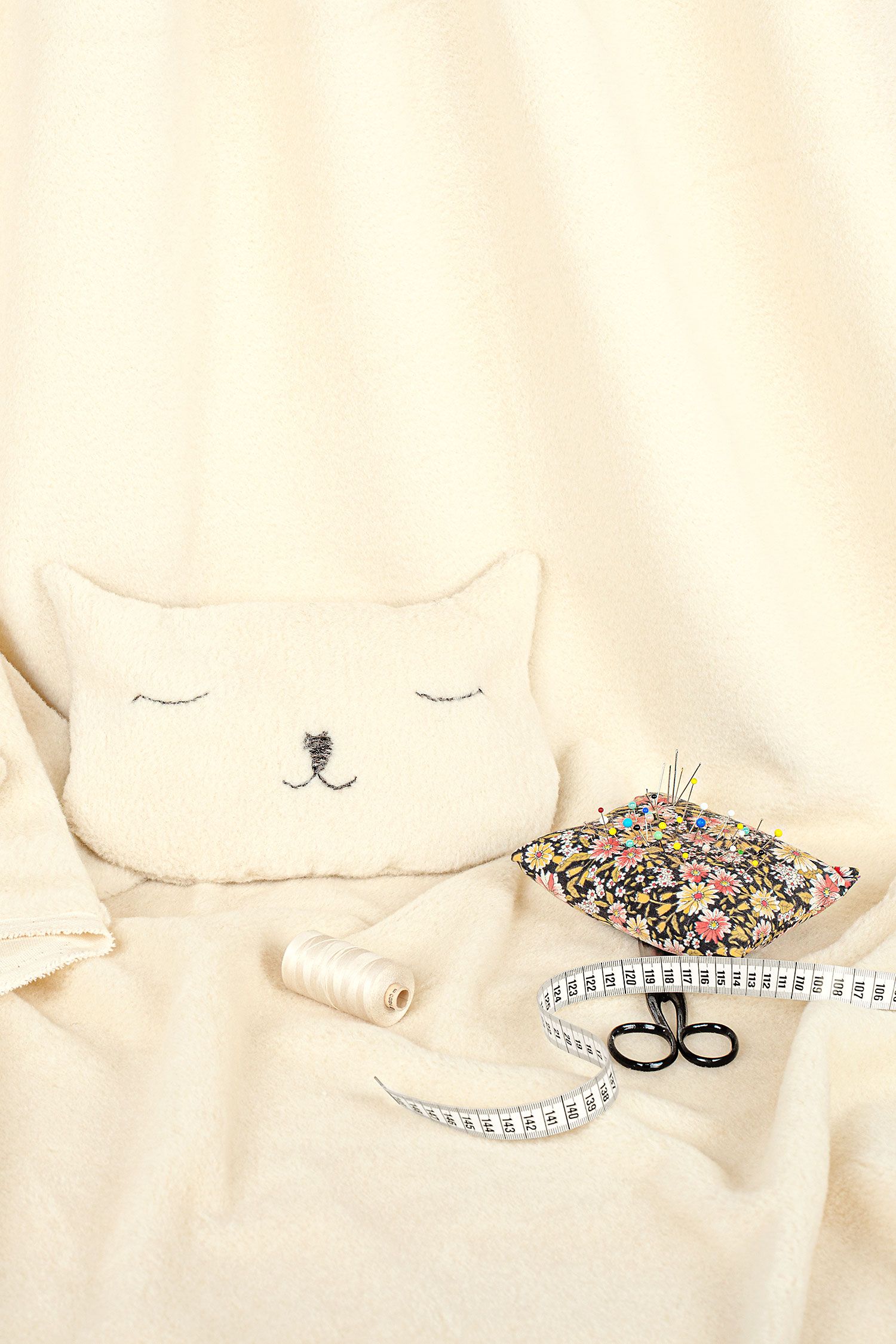 Lammflor naturweiß aus Schurwolle und Bio-Baumwolle, gezeigt mit Nähbeispiel