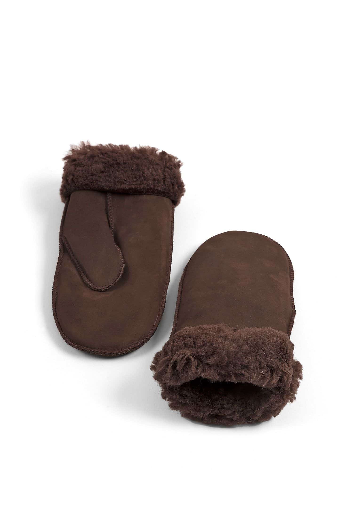 ein Paar dunkelbraune Fell- Fausthandschuhe aus Pelzvelour ohne Bund, Freisteller