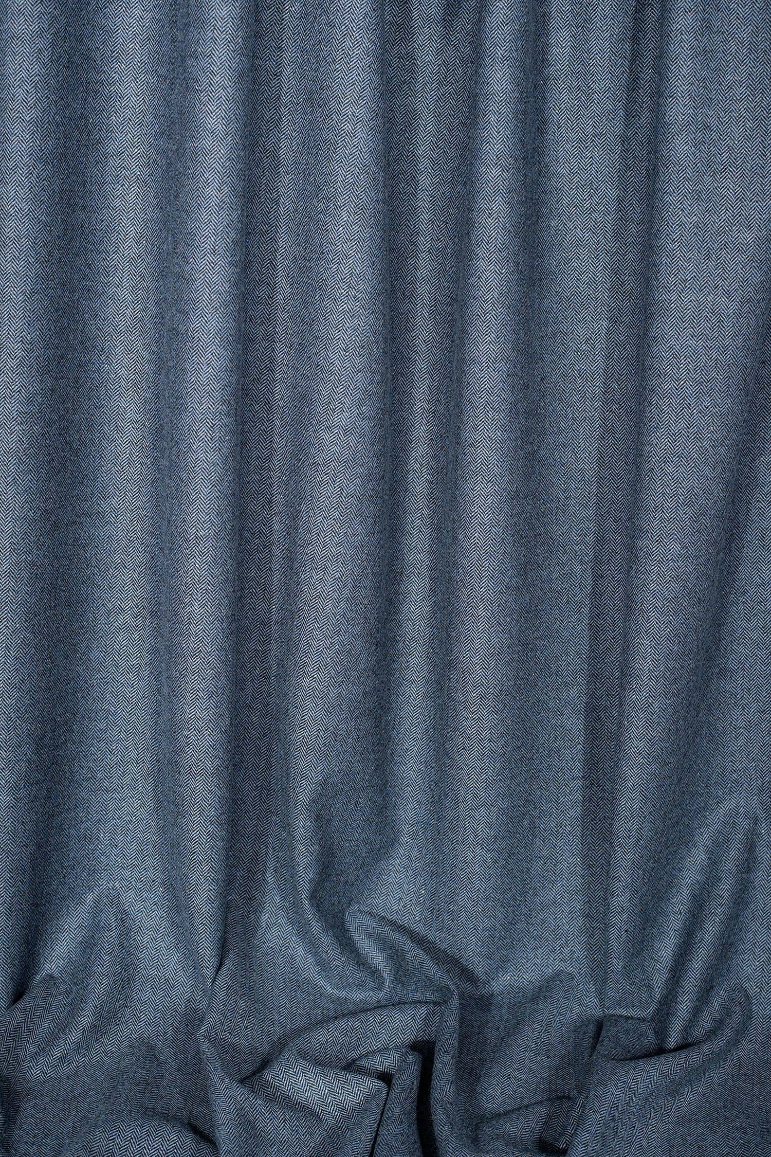 hängende Stoffbahn von blauem Fischgrat Loden aus bio Wolle (kbT) vom Finkhof