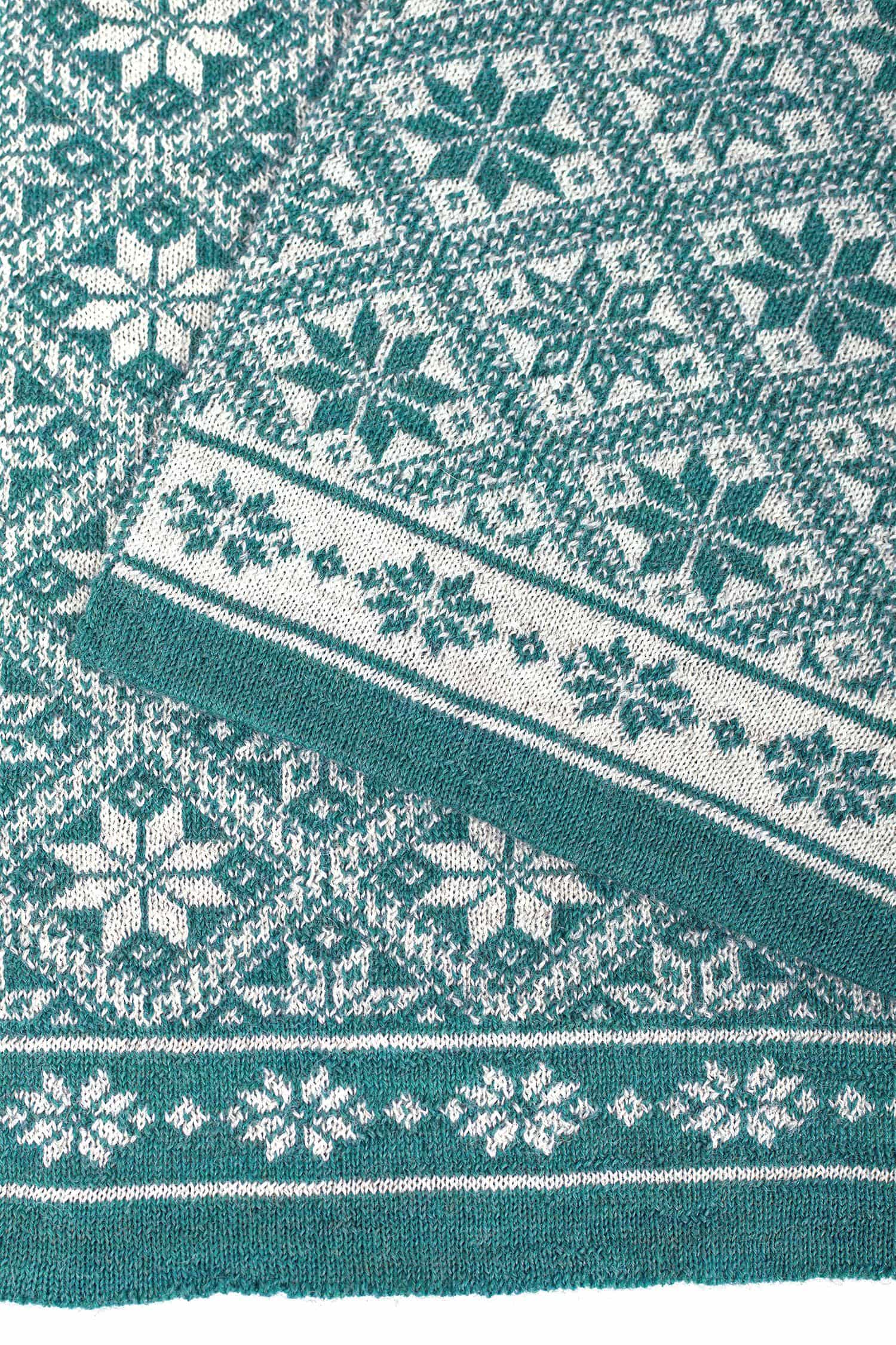 Detailaufnahme vom Muster des türkisen Schals aus bio Wolle (kbT)