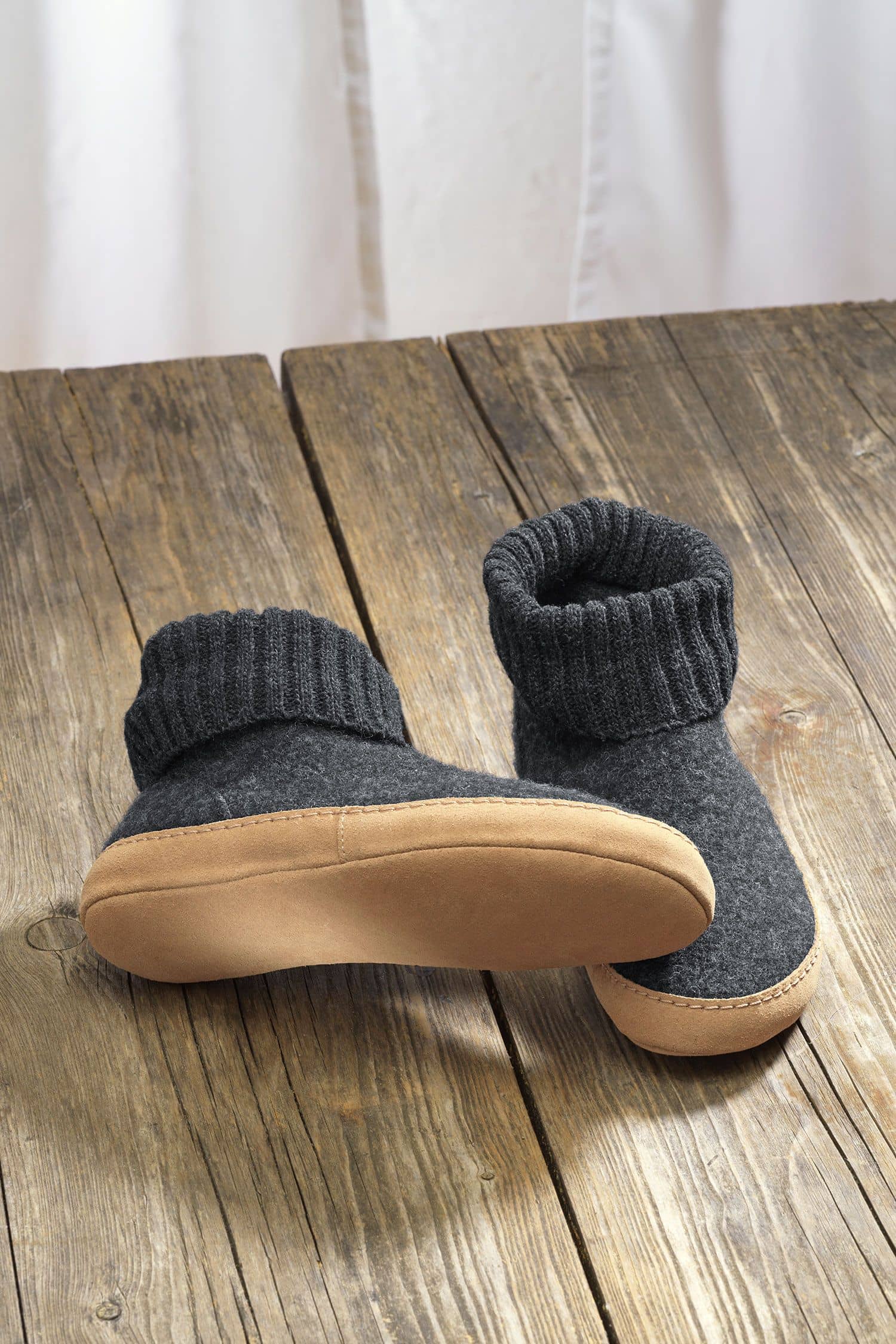 dunkelgraue Finkhof Hüttenschuhe aus bio Wolle (kbT) und einer Sohle aus pflanzlich gegerbtem Rindsleder von der Seite