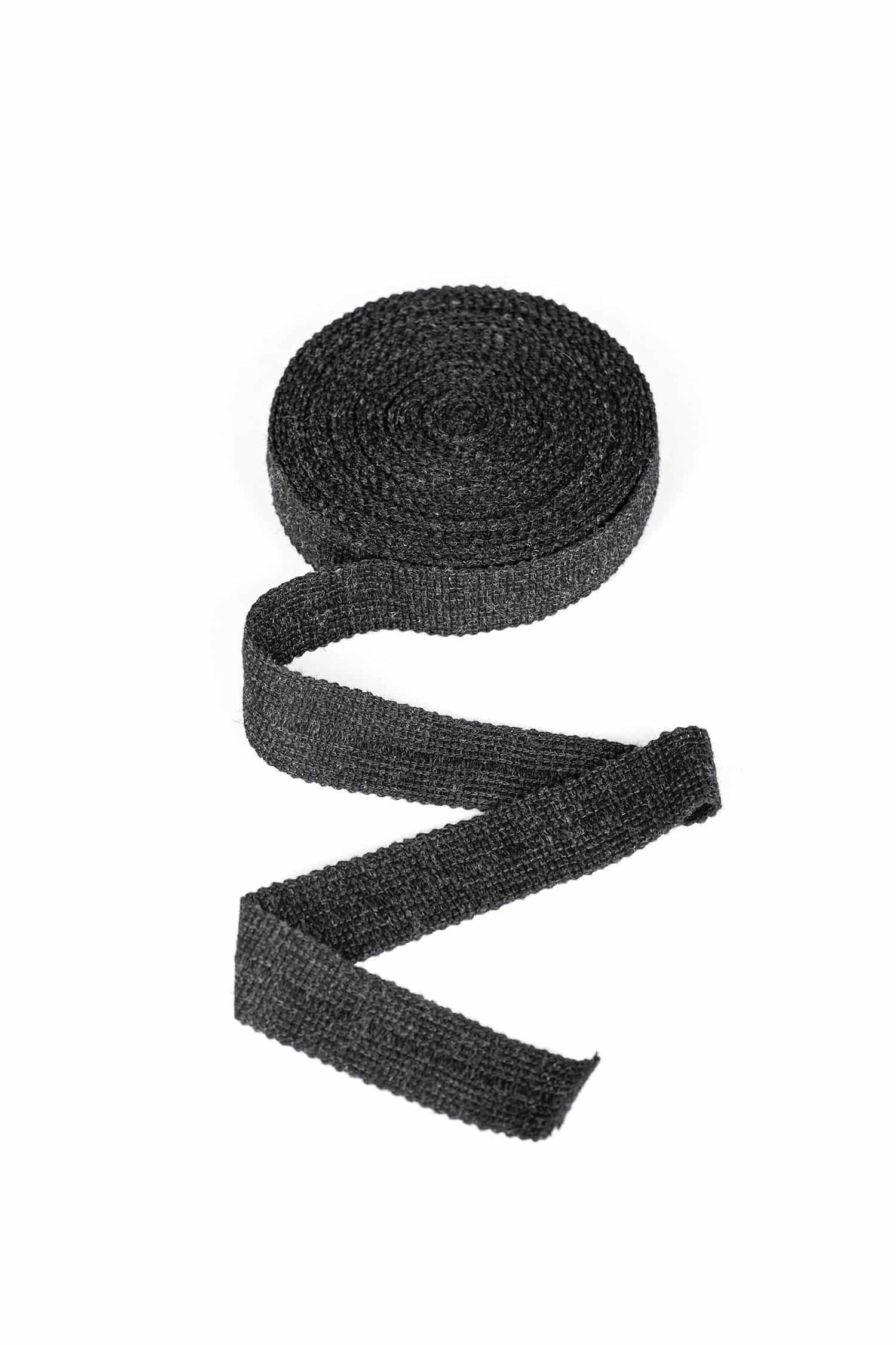 Finkhof-Web-Einfassband gefärbt anthrazit anthrazitgraues Einfassband aus bio Wolle (kbT) vom Finkstoff aufgerollt, Freisteller