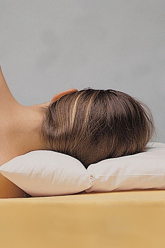 Frau liegt auf Rollenkissen in 40x80cm aus bio Wolle (kbT) und bio Baumwolle (kbA) vom Finkhof