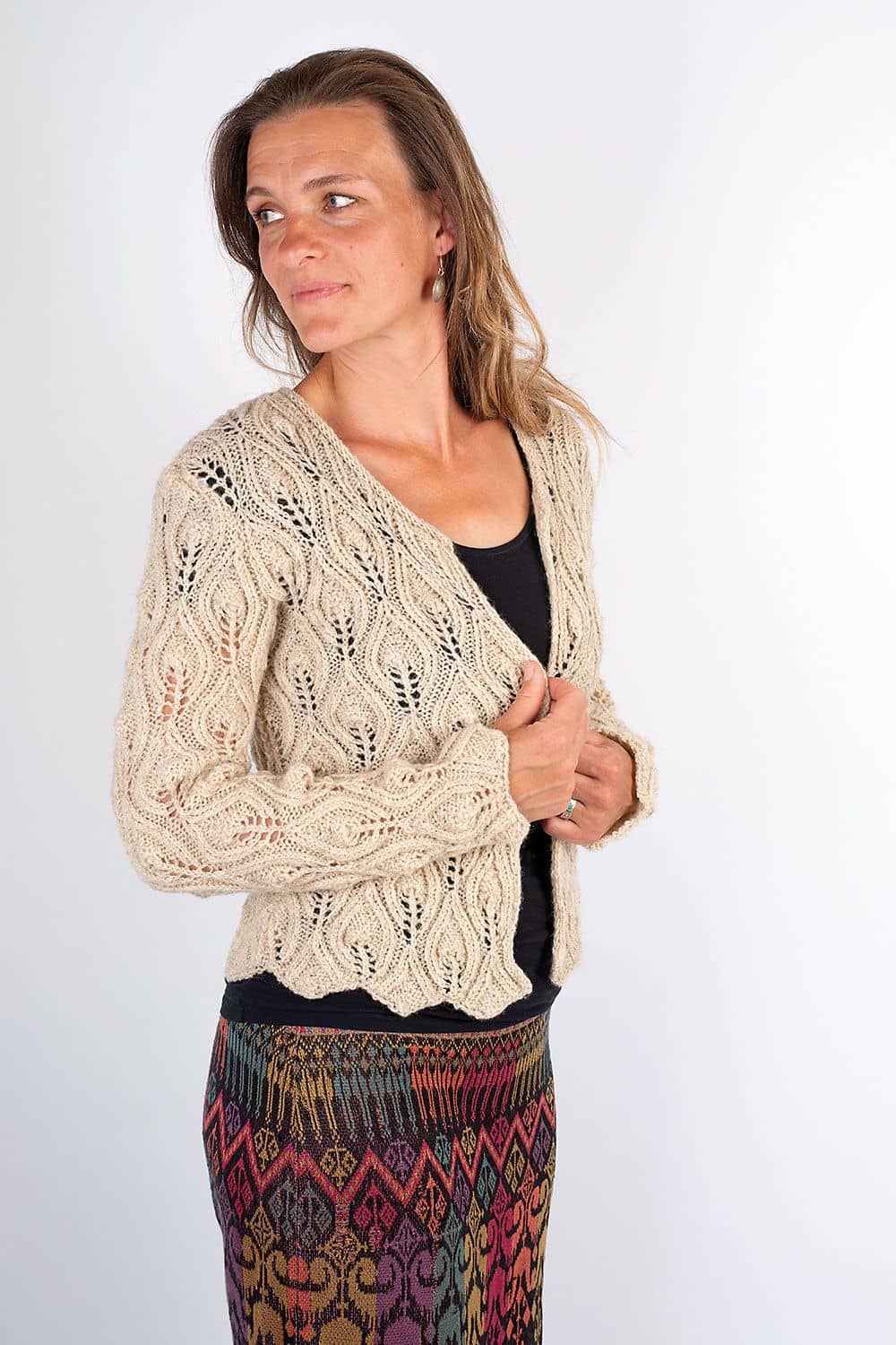 Frau trägt beige Strickjacke als Beispielprojekt für das Buch ,,Wir lieben stylische Trachtenlooks"
