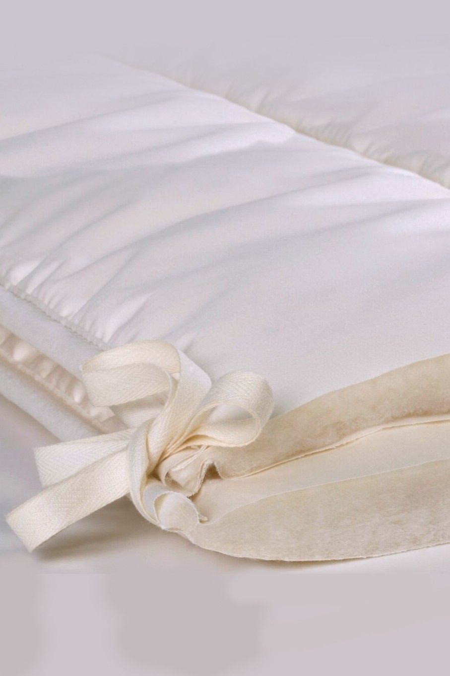 Detailaufnahme der Schleife von Kombi Steppdecke aus bio Wolle (kbT) und bio Baumwolle (kbA) vom Finkhof mit 200x220cm