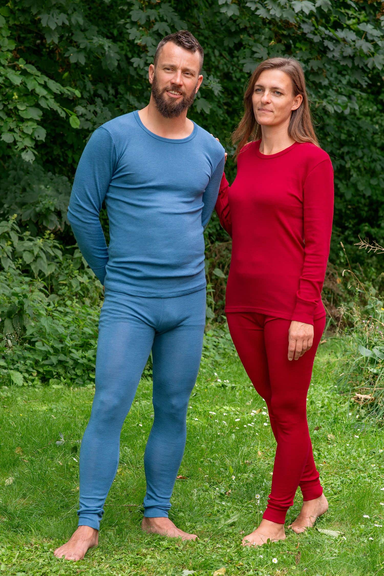 Lange Wollunterhose unisex farbig zwei Frauen im Garten tragen Bermuda und langarm Wollshirt aus bio Wolle (kbT) in rot und weiß