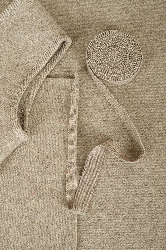 Finkhof-Web-Einfassband ungefärbt ungefärbtes graues Einfassband aus bio Wolle (kbT) vom Finkhof auf Bild mit Weste und grauem ungefärbtem Webstoff