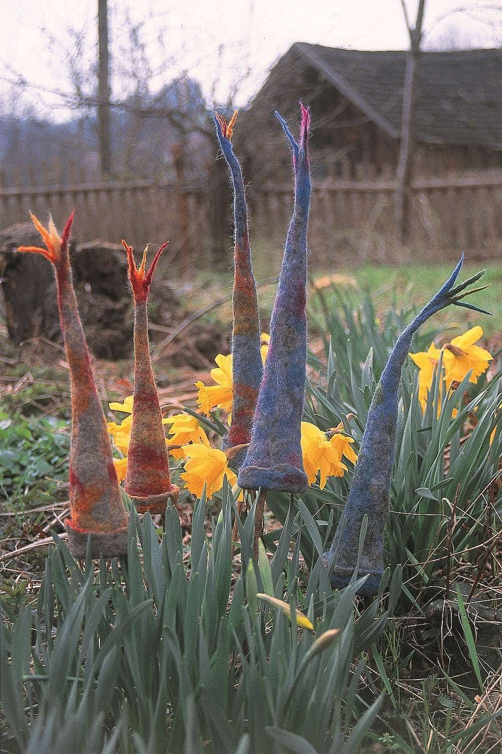 Filzhüttchen für Pflanzen aus Finkhof Märchenwolle mit bio Wolle (kbT) in Garten