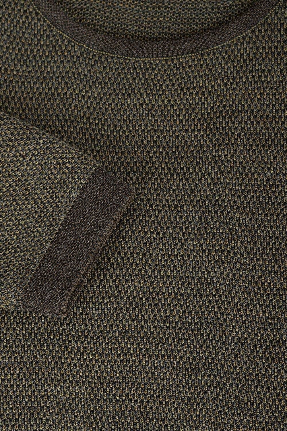 Nahaufnahme vom Melangeeffekt des olivegrünen Pullovers aus bio Wolle (kbT) vom Finkhof