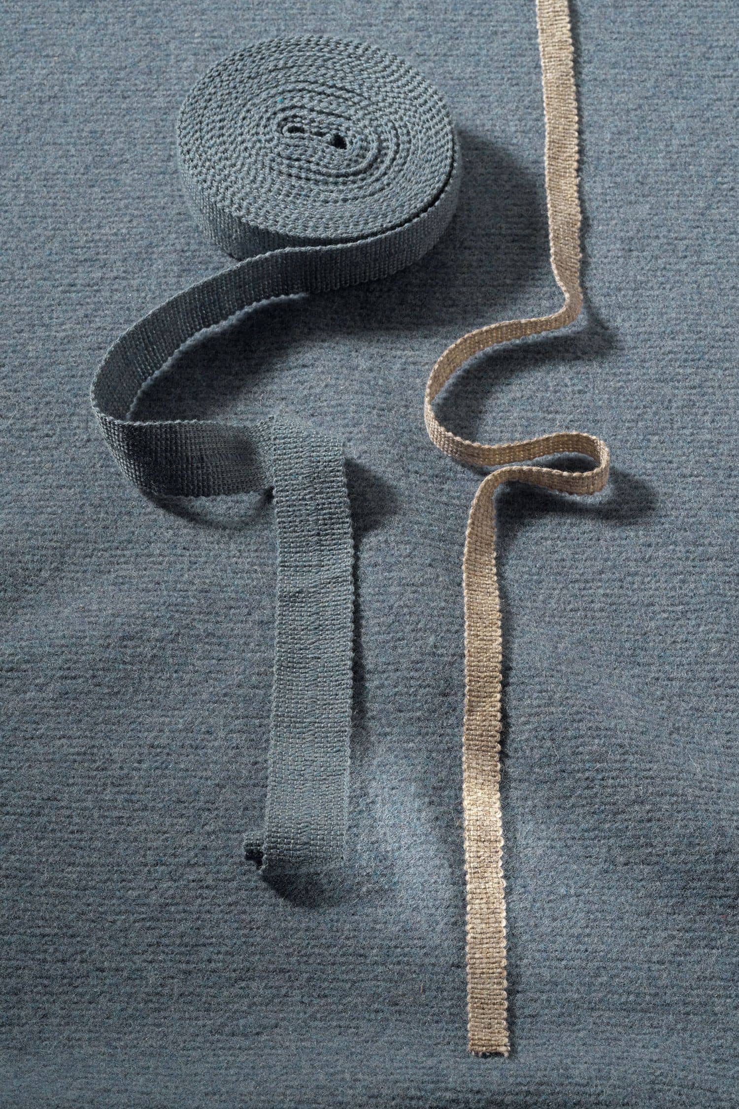 Finkhof Web Einfassband in natur und rauchblau aus bio Wolle (kbT)