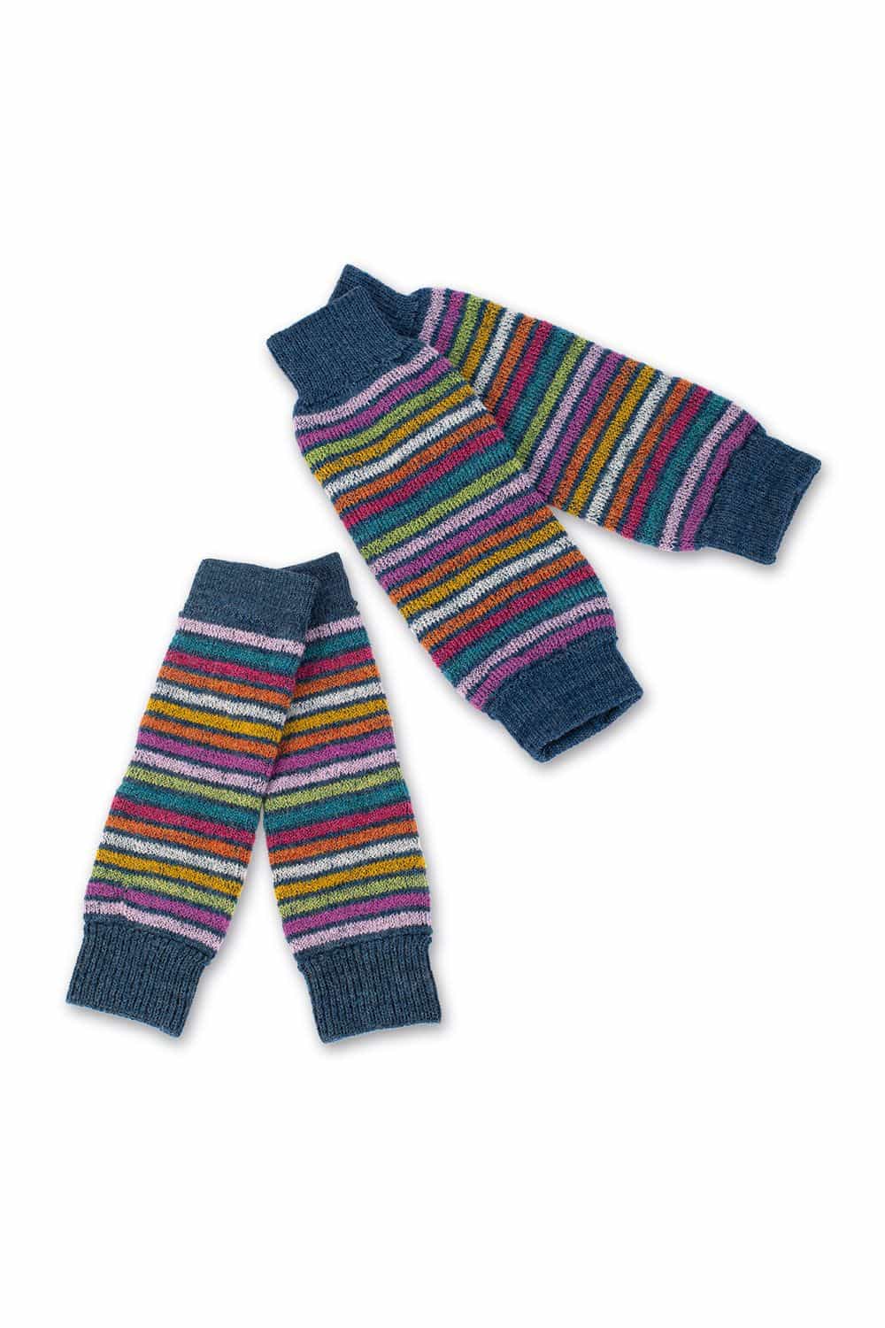 Bunte Kinder-Beinstulpen zwei Paar bunte gestreifte Kinder Beinstulpen aus bio Wolle (kbT) auf weißem Untergrund