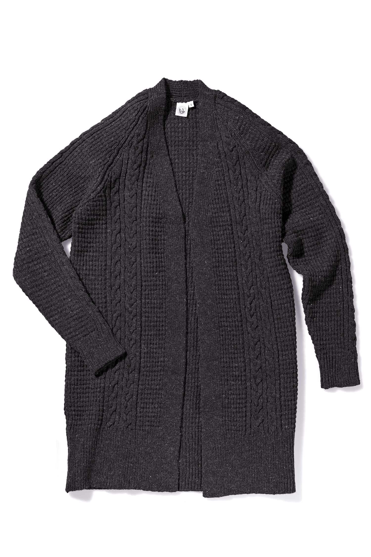 langer Cardigan in anthrazitgrau mit Zopfmuster aus bio Wolle (kbT) vom Finkhof, Freisteller