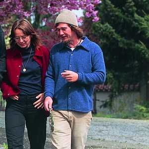 Finkhöfler mit blauem Hemd und roter Jacke