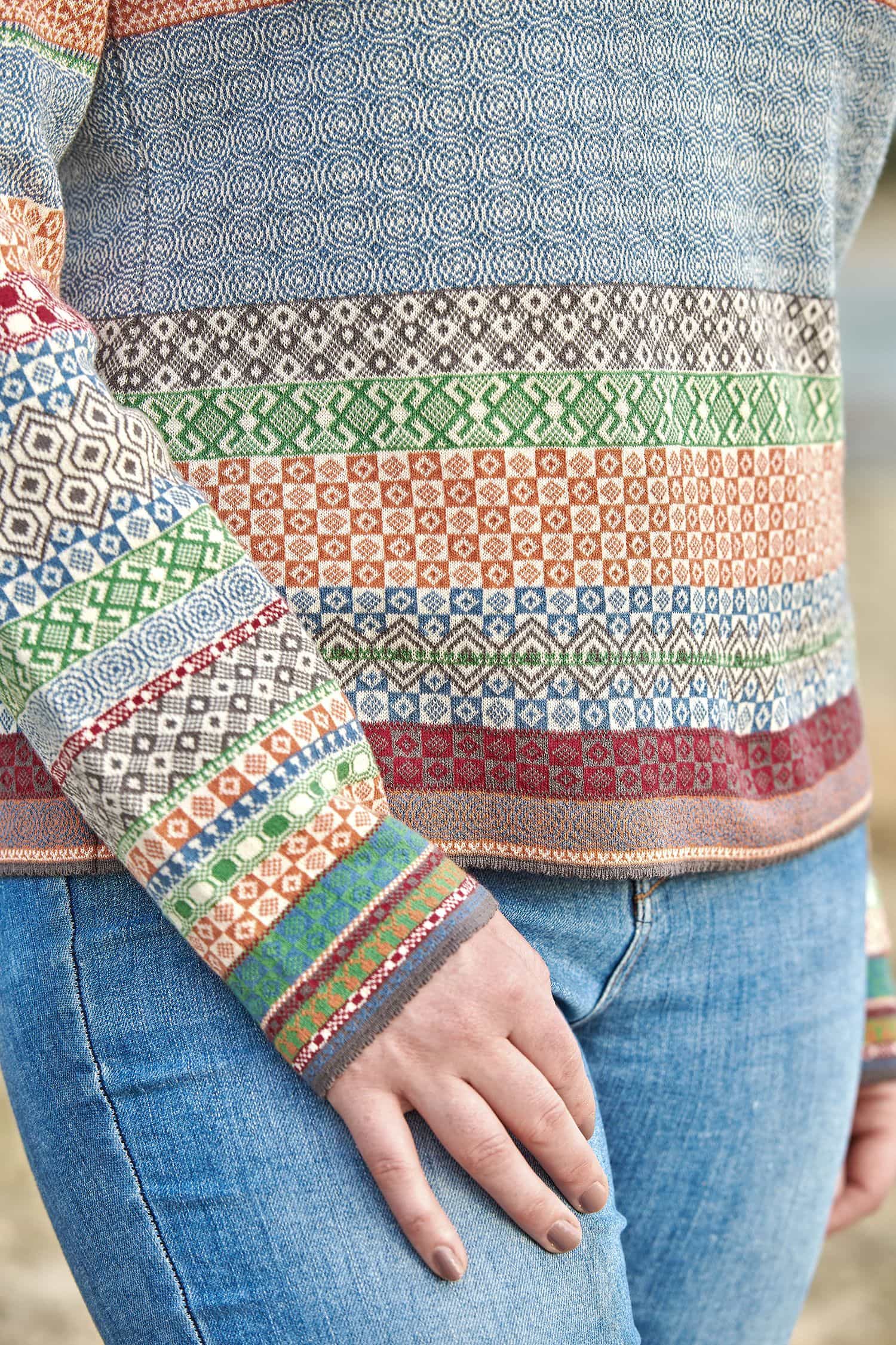 Detailaufnahme der Ärmel des gemusterten Strickpullis aus bio Baumwolle (kbA)