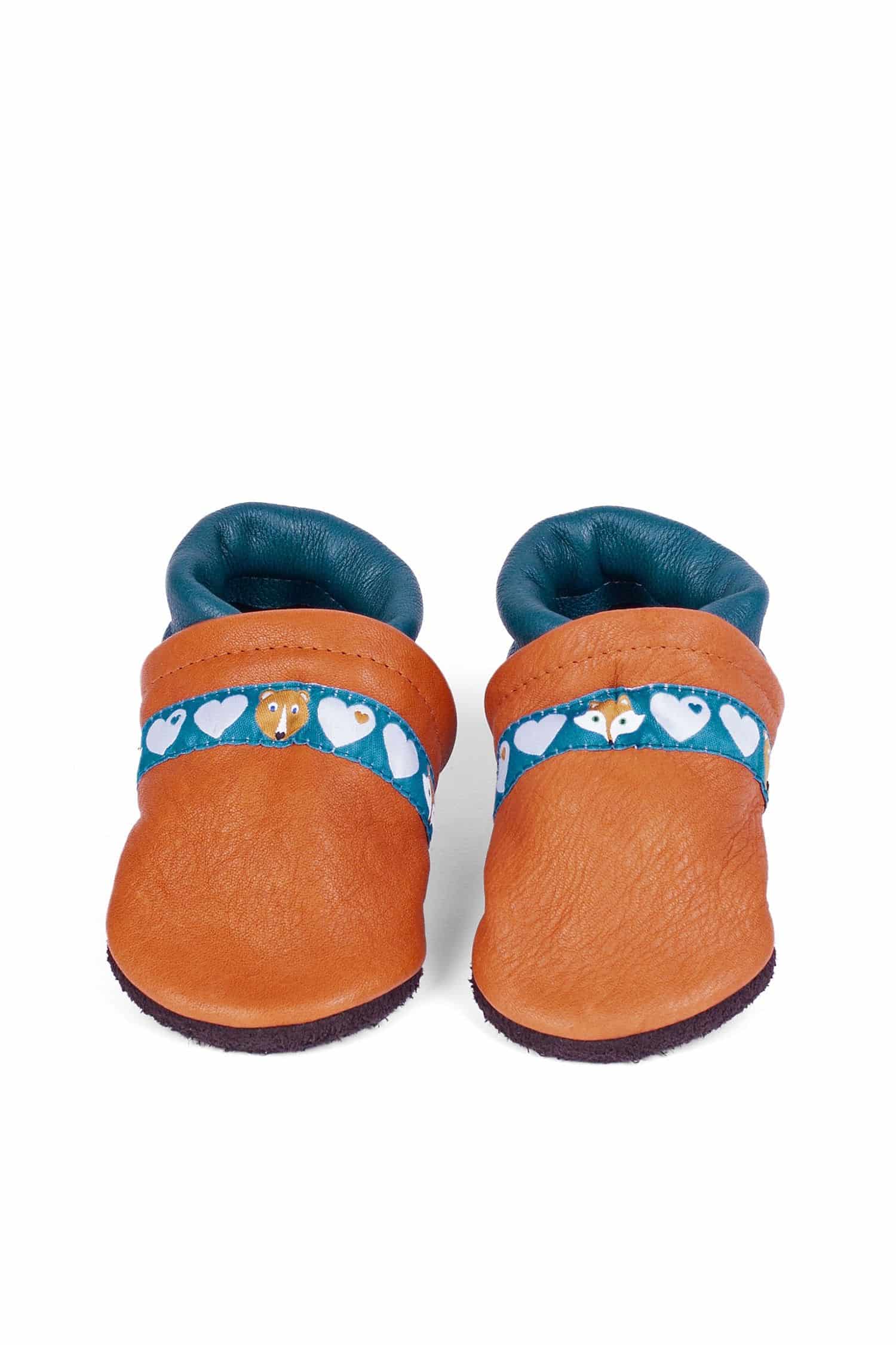 orange türkise Lederpatschen aus Rindsleder vom Finkhof, Freisteller von vorne