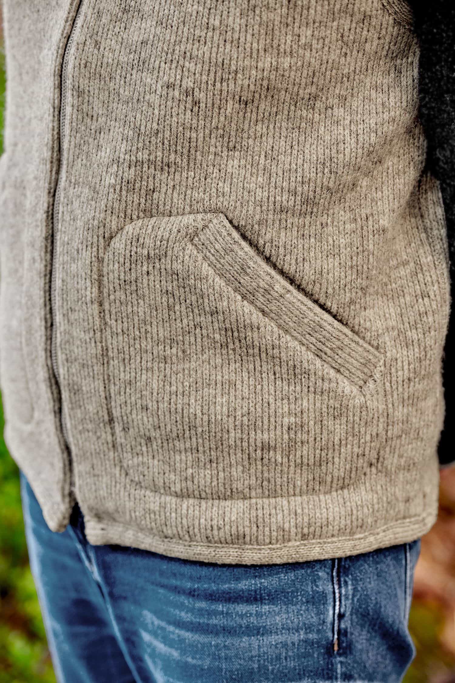 Detailansicht der Taschen der grauen ungefärbten Finkhof Wollwalkweste aus bio Wolle (kbT)