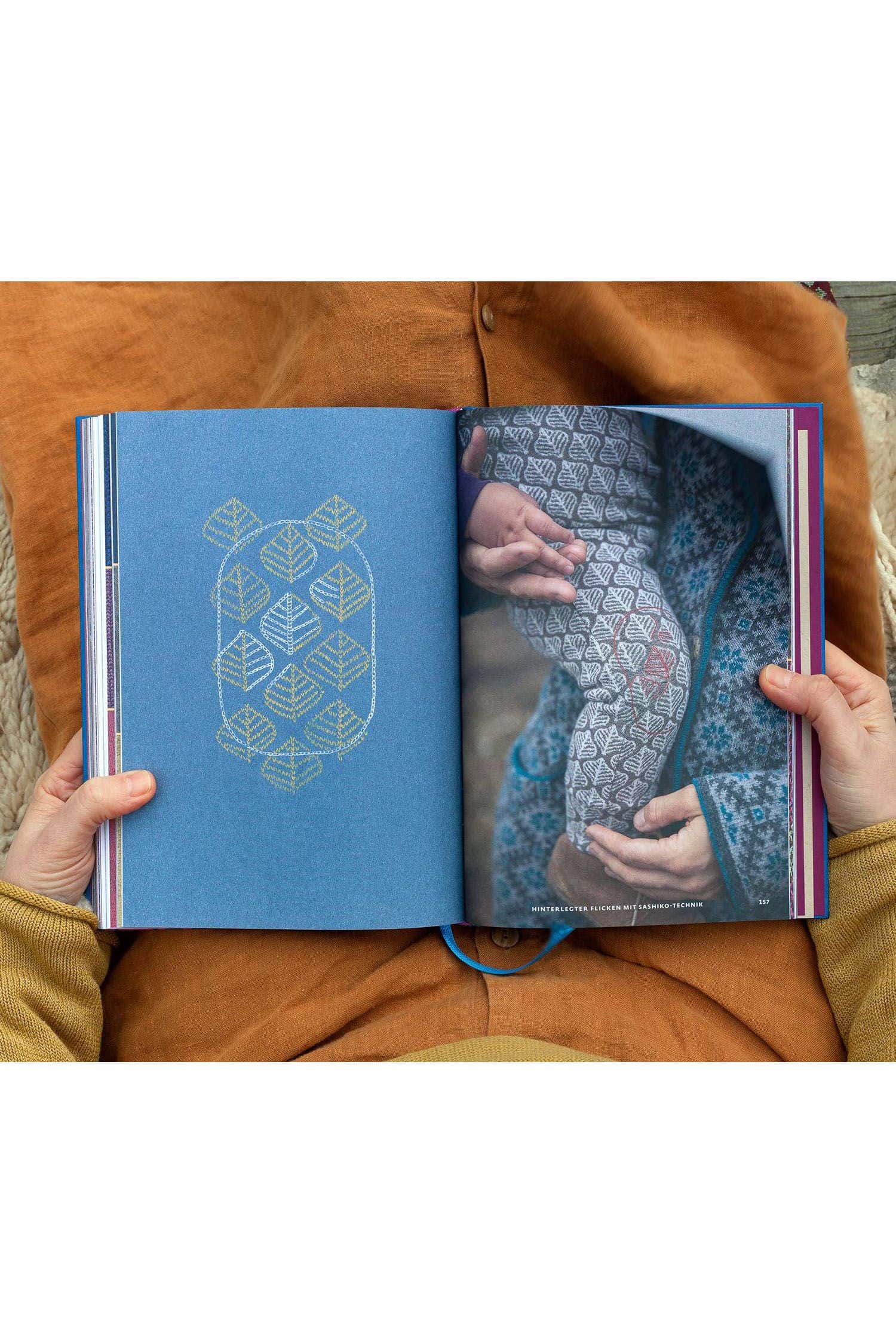 aufgeschlagene Seite vom Buch ,,Nach kaputt kommt schöner - Textile Reparaturen von Hand"