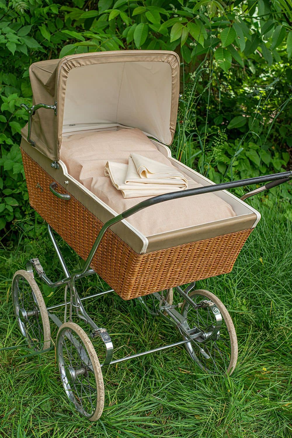 beiges Moltontuch aus bio Baumwolle (kbA) in altem Kinderwagen mit Korbschale und Verdeck