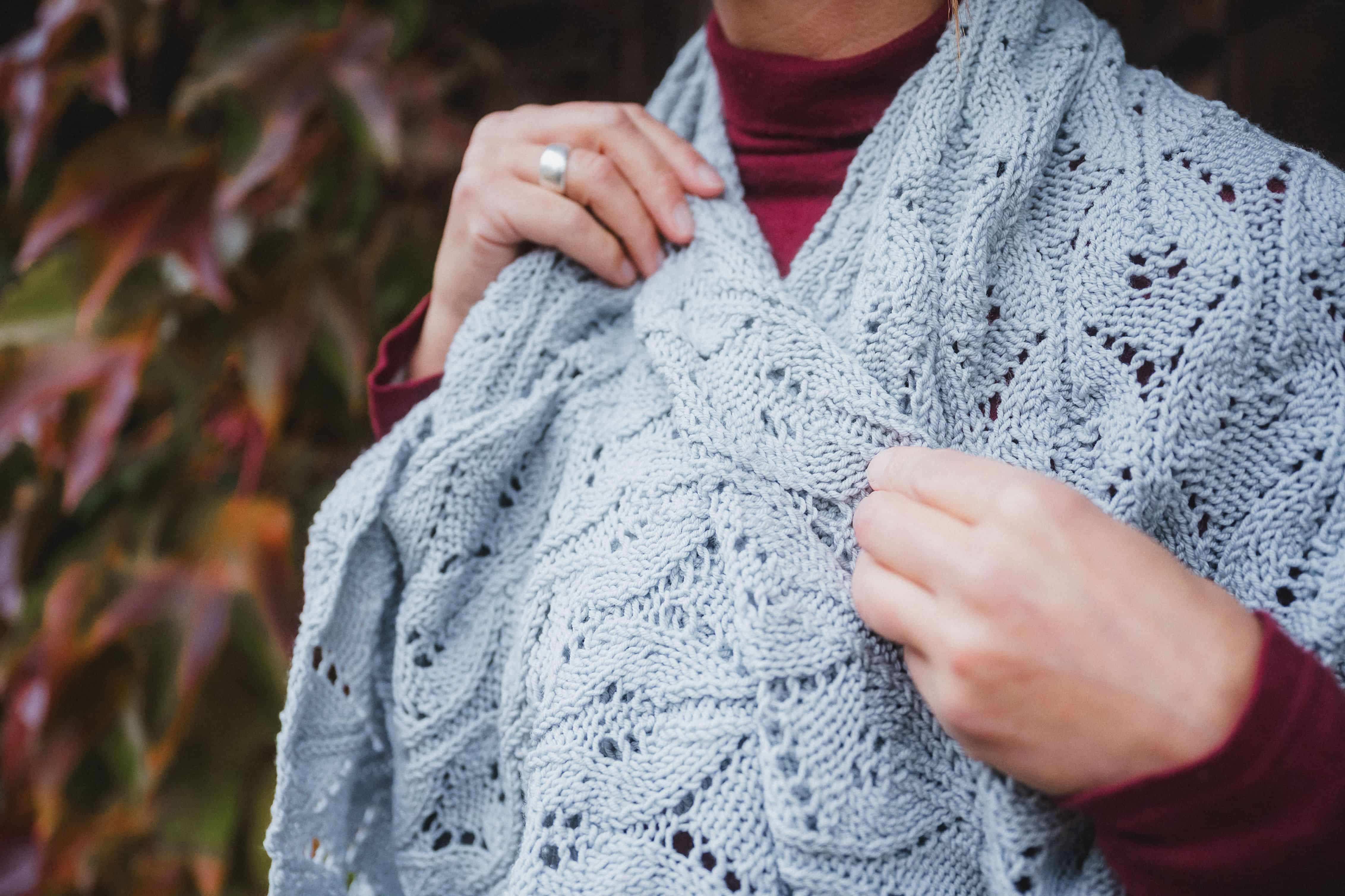 Strickanleitung – Schaltuch mit Ajourmuster Nahaufnahme von blauem Schal mit Ajourmuster