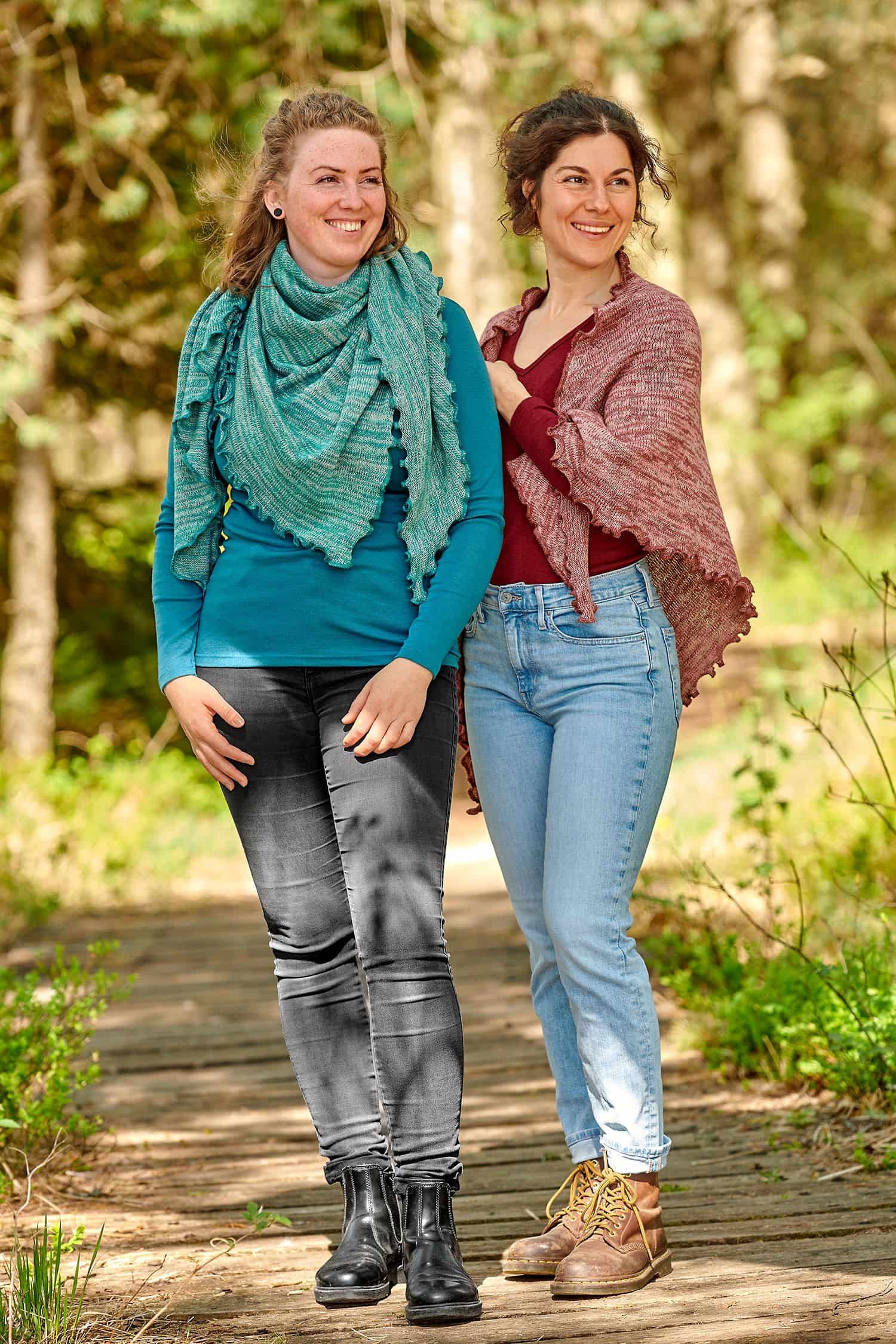 Frauen tragen einfarbige Shirts und Dreieckstücher aus bio Baumwolle (kbA) und bio Merinowolle (kbT)