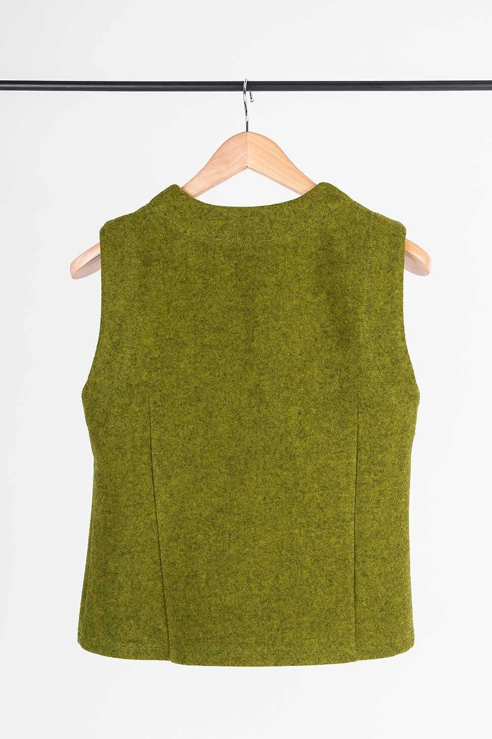 Rückansicht der grünen Weste Marlene vom Finkhof auf einer Kleiderstange