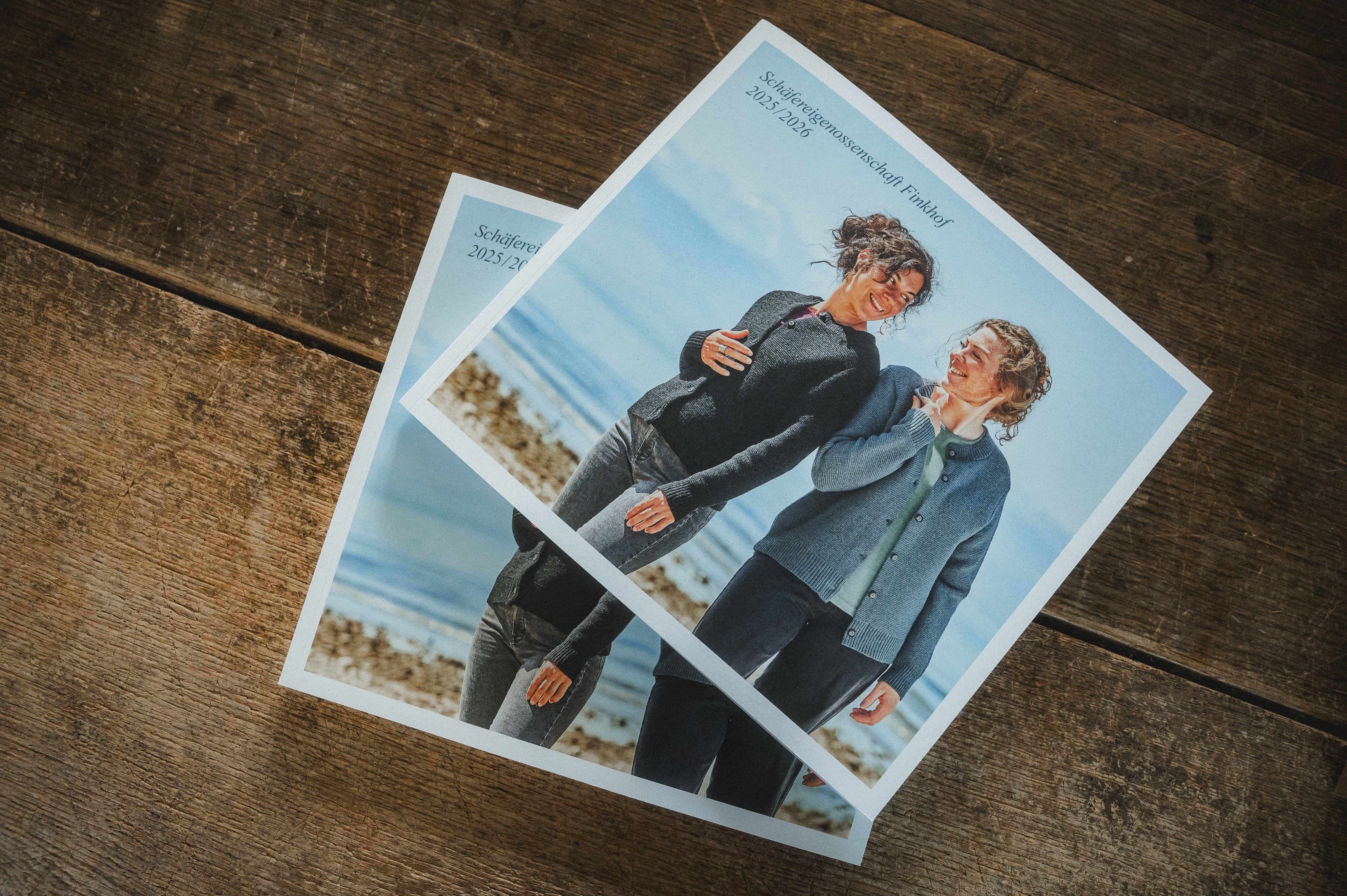 Finkhof Katalog 2025/26 auf braunem Holzboden