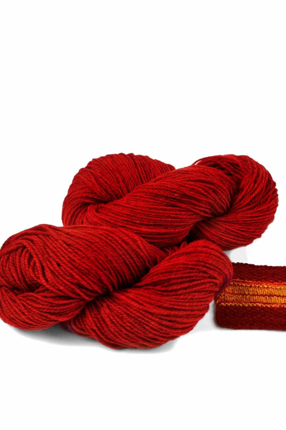 Finkhof Merinowolle dünn gefärbt rotmeliert rotmelierte dünne Finkhof Merinowolle aus bio Wolle (kbT) mit Strickstück davor, weißer Untergrund