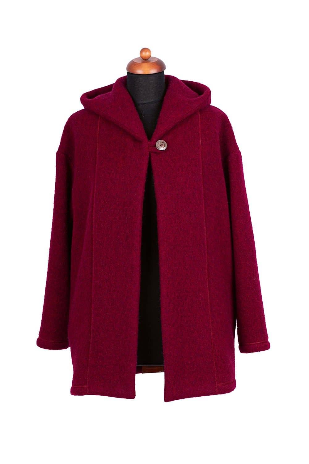 bordeauxroter Mantel an Schneiderpuppe als Beispiel für Wollstoff aus bio Wolle (kbT)