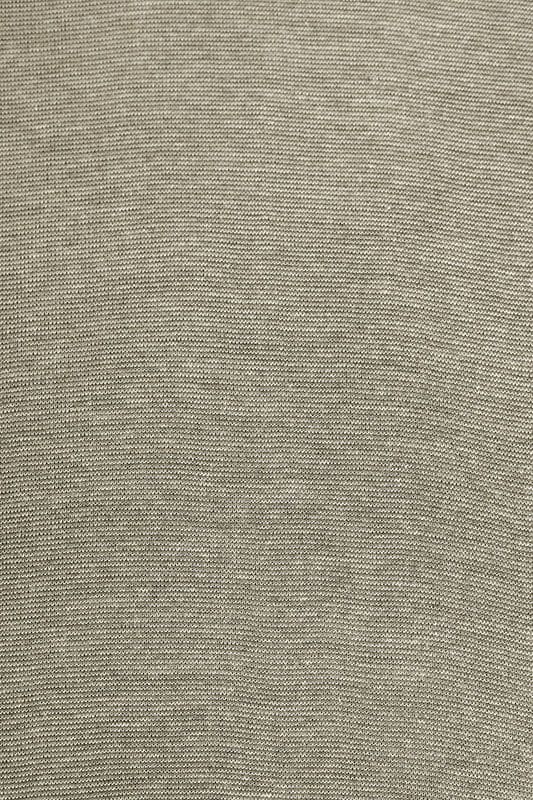 Detailaufnahme vom Stoff des walnussbraunen Kurzarmshirts aus bio Baumwolle (kbA), Wolle (kbT) und Seide