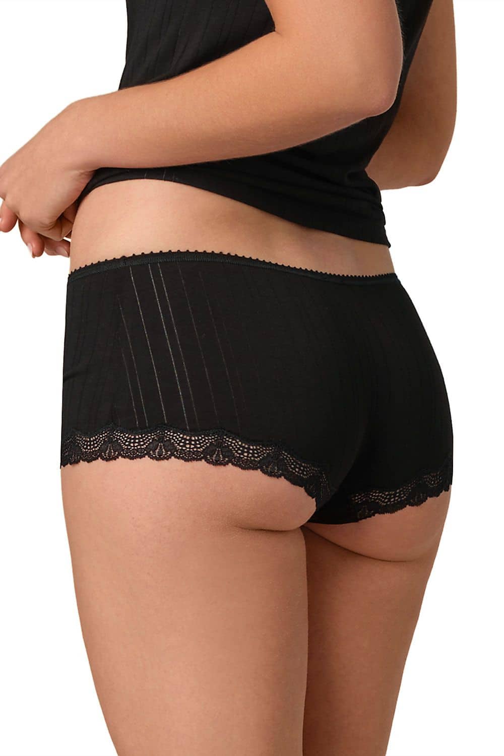 Nahaufnahme eines schwarzen Spitzentops und schwarzem Hipster mit Spitze aus bio Baumwolle (kbA) mit Elasthan von hinten