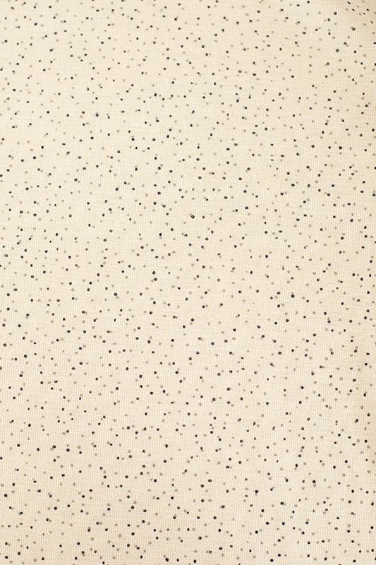 Detailaufnahme vom Stoff des beige gepunkteten Schlafanzugoberteil aus bio Wolle (kbT) und Seide