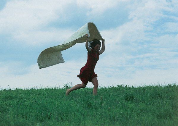 bettdecke-wolle-laufen-wind5cf4cfc9a9762 Person hält Decke wie ein Umhang hinter sich und rennt damit über Wiese