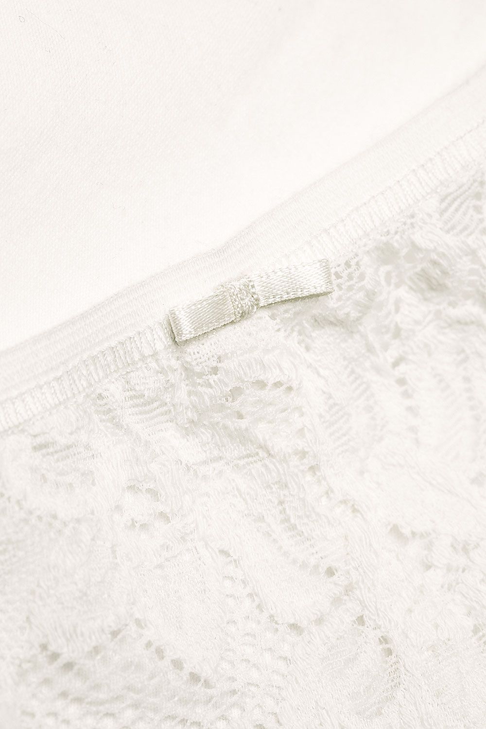 Detailftoto der Spitze der naturweißen Spitzenslips aus bio Baumwolle (kbA) und Elasthan