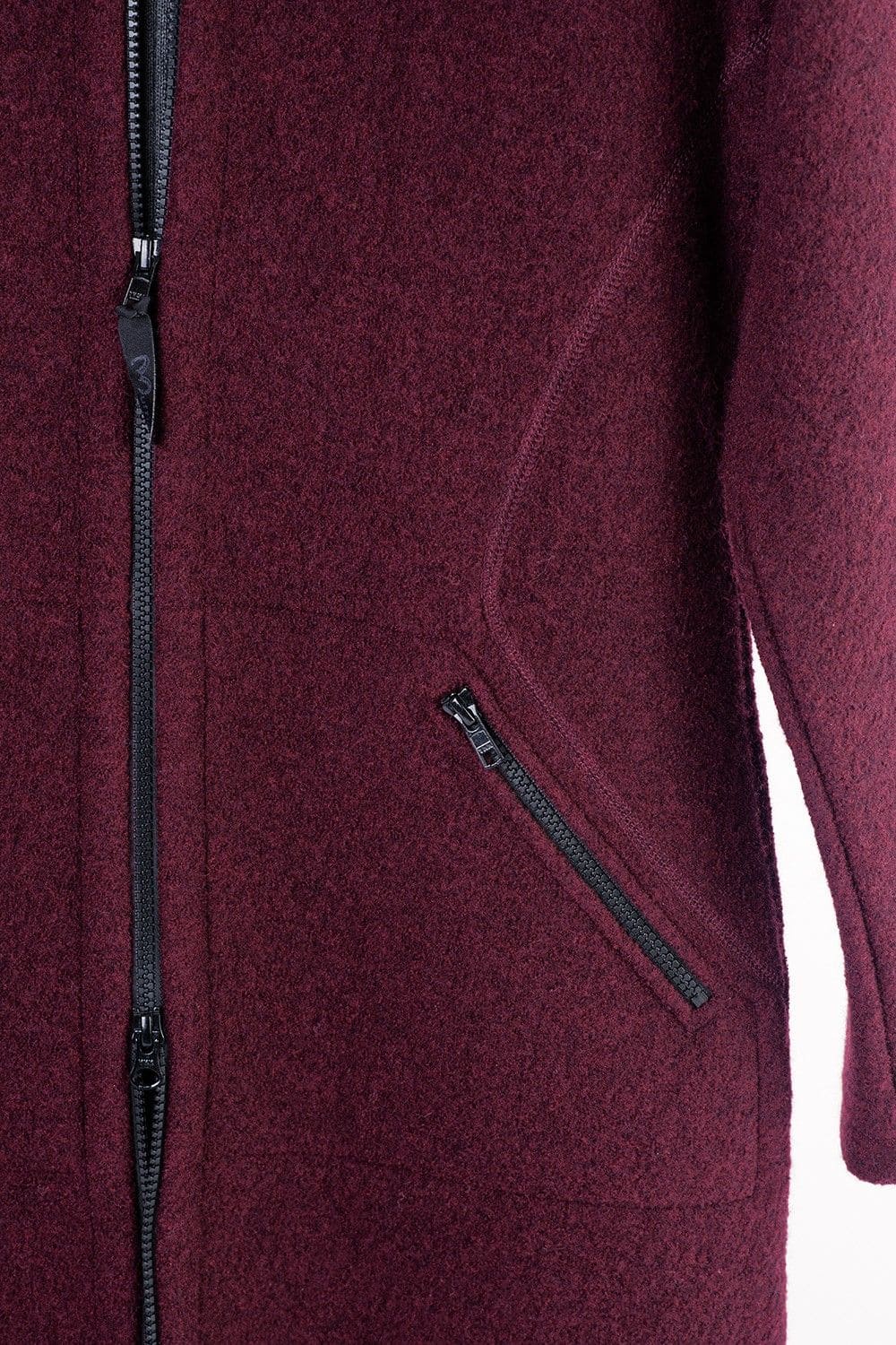 Detailaufnahme von den Jackentaschen mit Reißverschluss des beerefarbenen Wollmantel