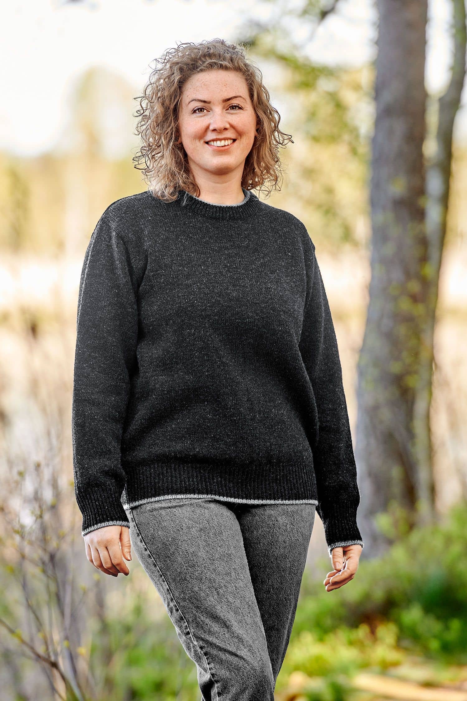 Frau trägen dunkelgrauen Finkhof Pulli aus bio Wolle (kbT)