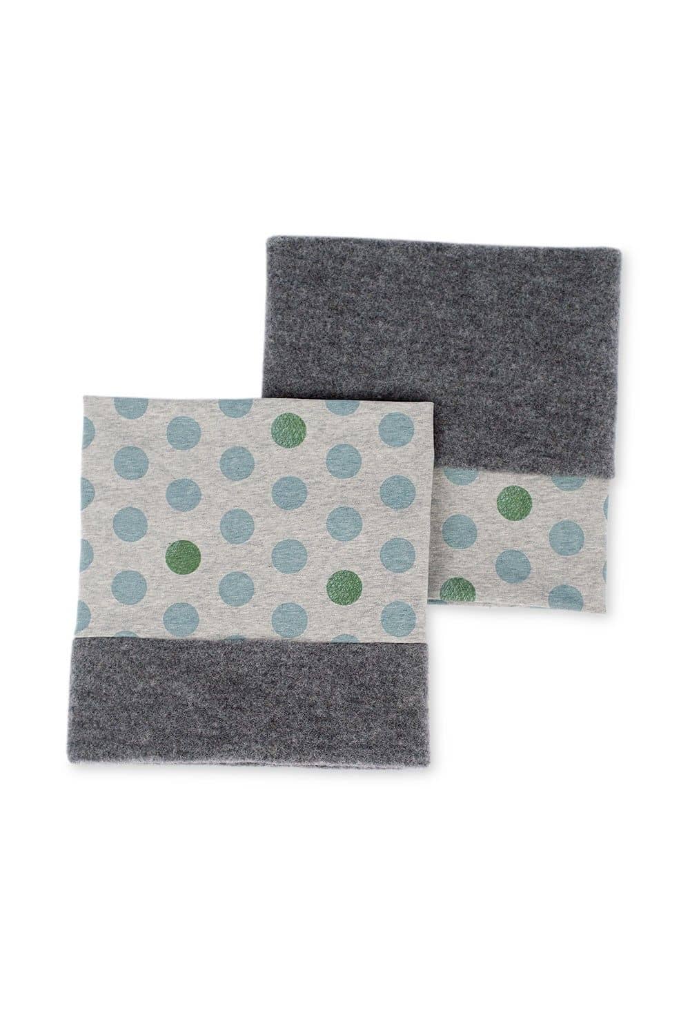 Wendeloop mit Punktestoff auf weißem Untergrund als Projektbeispiel grauen Wollfleece aus bio Wolle (kbT