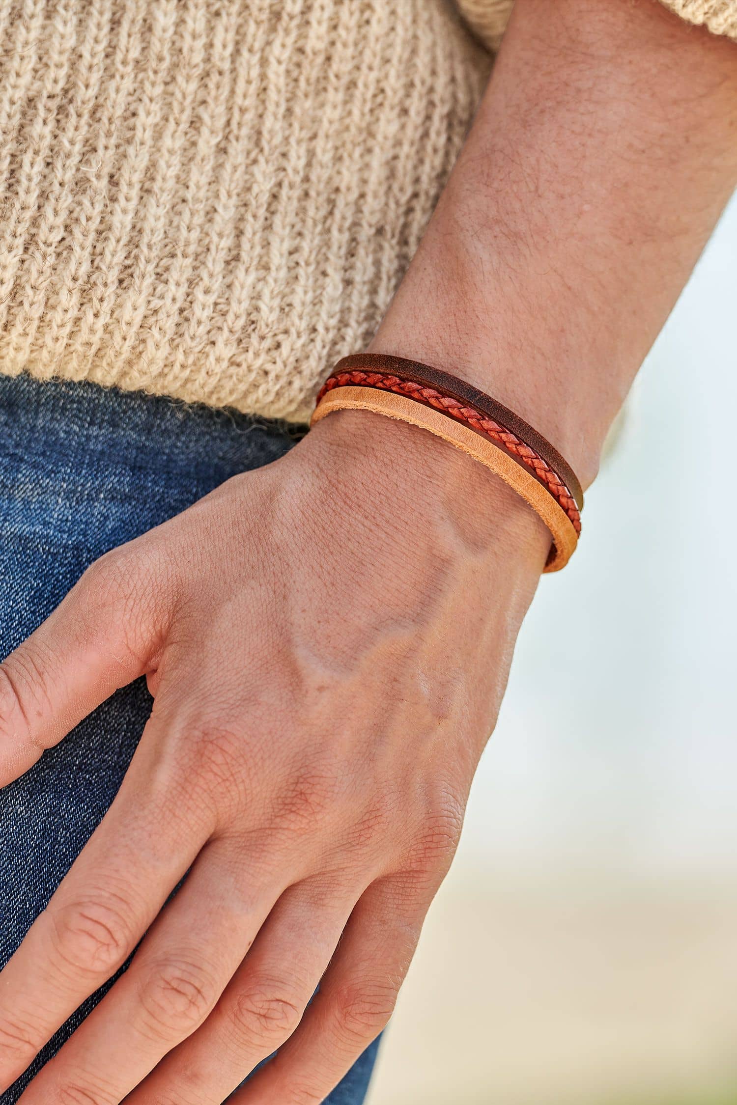 Frau mit beigem Pulli tägt Lederarmband aus Rinds- und Ziegenleder in braun und hellbraun
