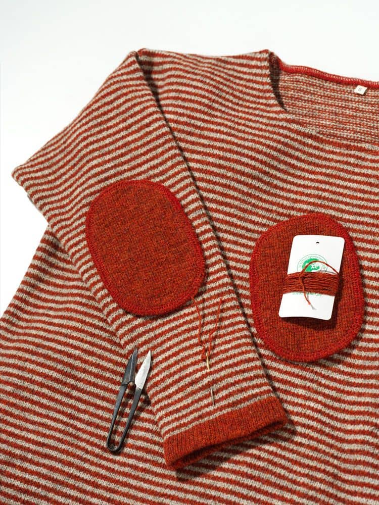 rote Ellenbogenpatches aus bio Wolle (kbT) vom Finkhof werden an roten Sreifenpulli genäht