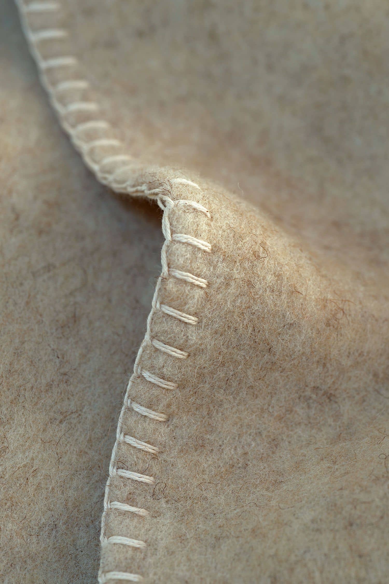 Saum der beigen Wolldecke aus bio Wolle (kbT) vom Coburger Fuchsschaf vom Finkhof