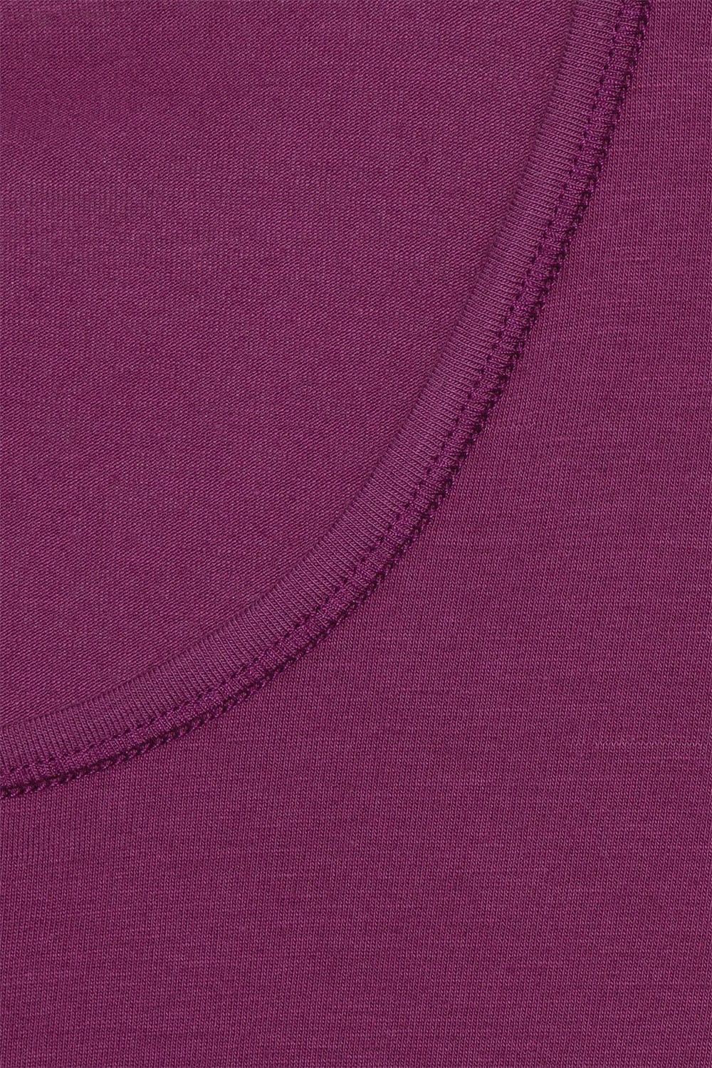 Detailaufnahme vom Kragen des beerefarbenem Langarmshirt