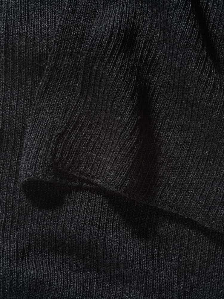 Struktur des dunkelgrauen Strickschals aus bio Wolle (kbT) vom Finkhof