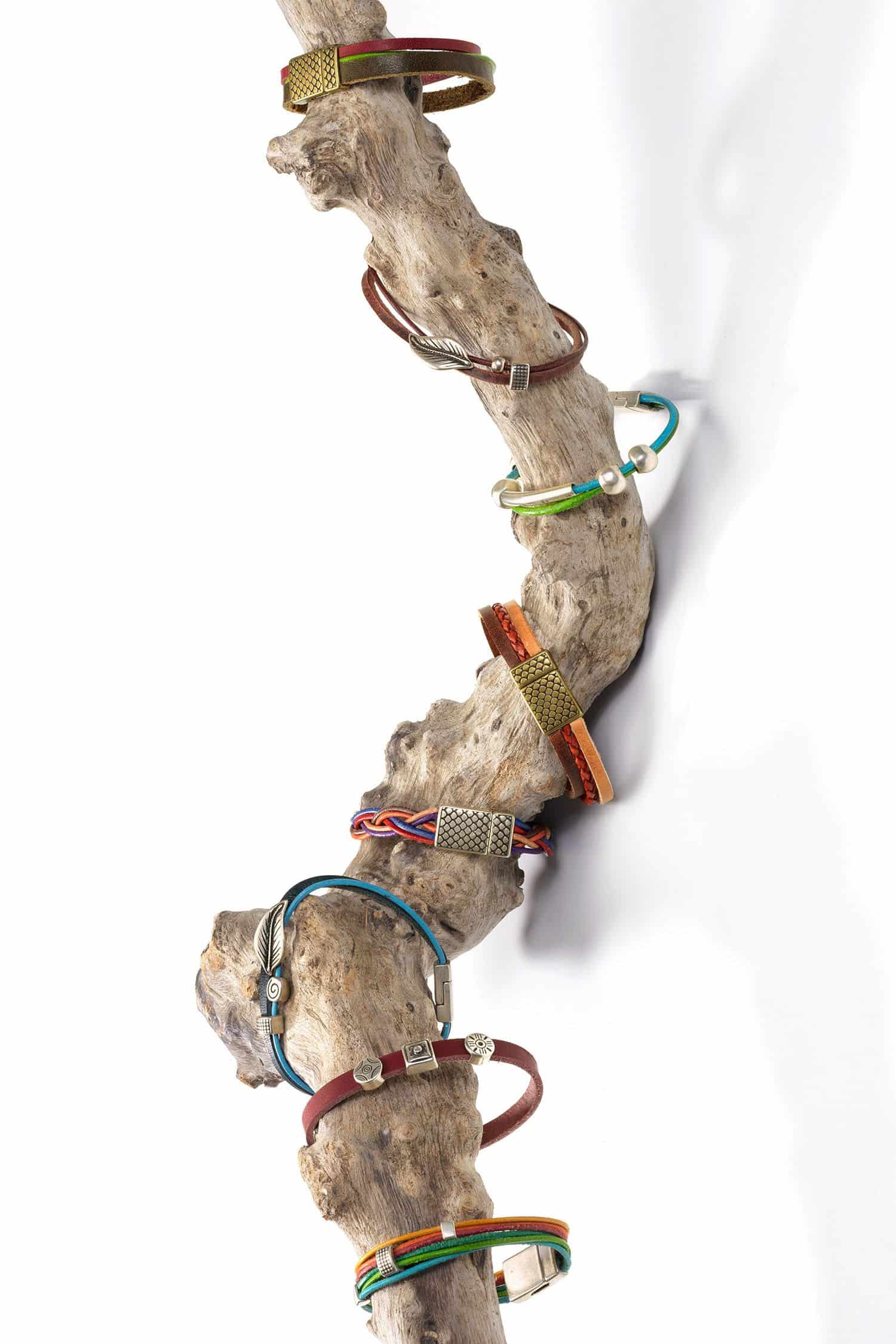 Lederarmband Lederarmbänder in verschiedenen Farben auf einem Ast