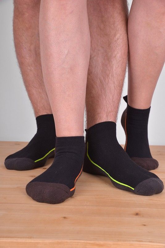 Sportsocke kurz kurze Sportsocken aus bio Baumwolle (kbA), Polyamid und Elasthan getragen in beiden Farben an vier Füßen