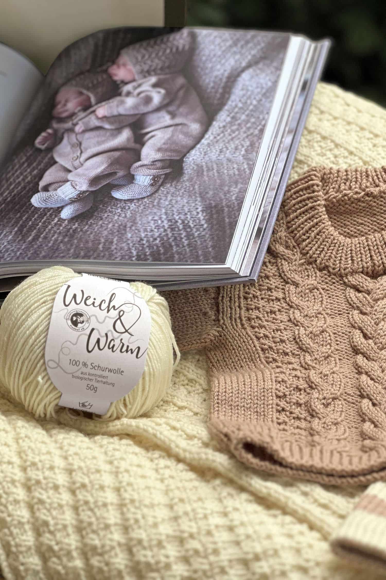 Buch ,,Klompelompe Babymaschen" mit Stricksachen und Finkhof Wolle