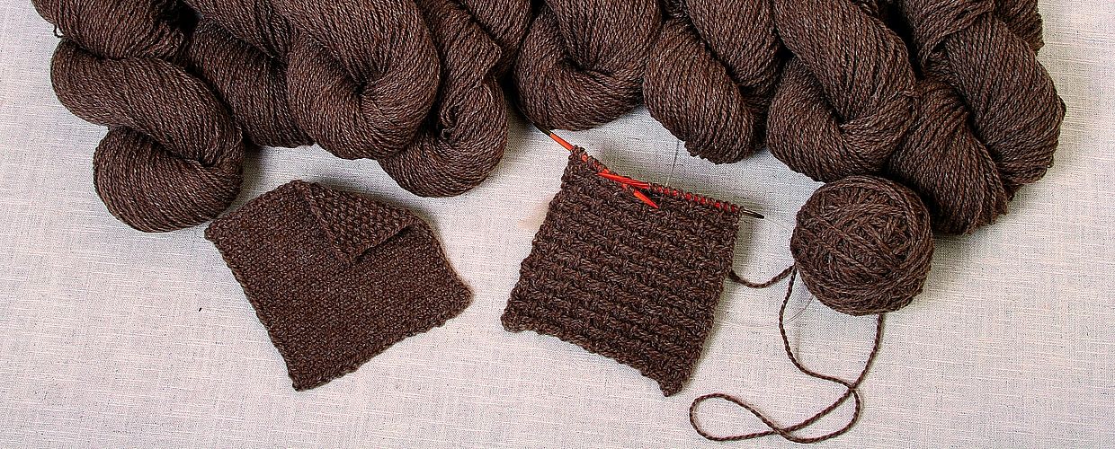 braune Wolle und Strickstücke für Webstich und Flechtmuster
