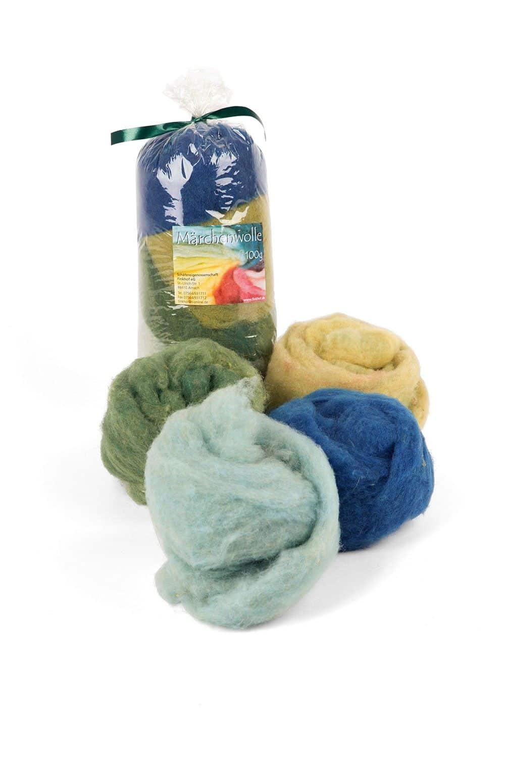 Märchenwolle Ton-in-Ton 100 g blau/grün Finkhof Märchenwolle in blau/grün aus bio Wolle (kbT) in 100g Packung mit Filzkugeln davor, frei