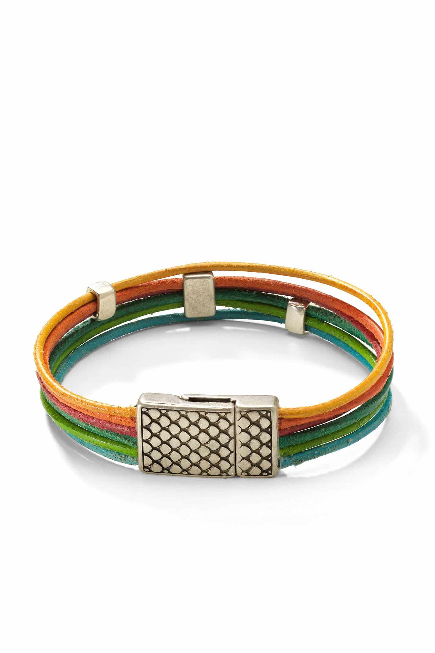 Lederarmband kunterbunt kunterbuntes Lederarmband aus Rinds- und Ziegenleder mit silberfarbenem Verschluss, Freisteller