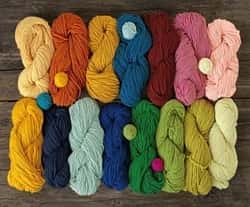 Wolle in verschiedenen Farben ordentlich nebeneinander gelegt