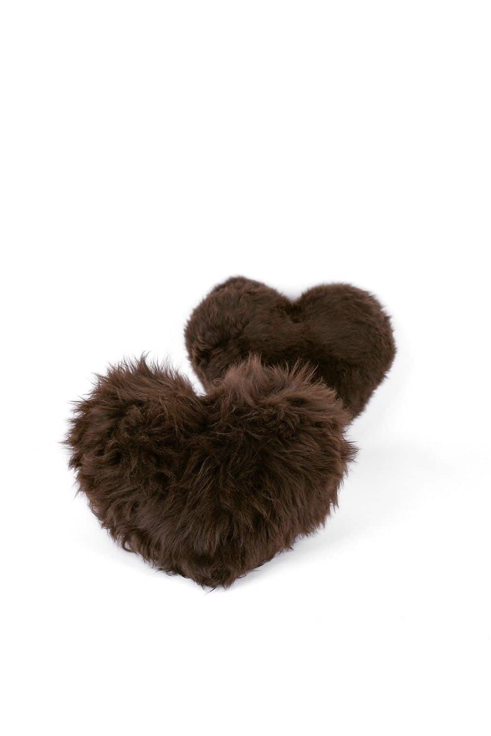 große braune Finkhof Herzkissen aus pflanzlich gegerbtem Schaffell auf weißem Untergrund