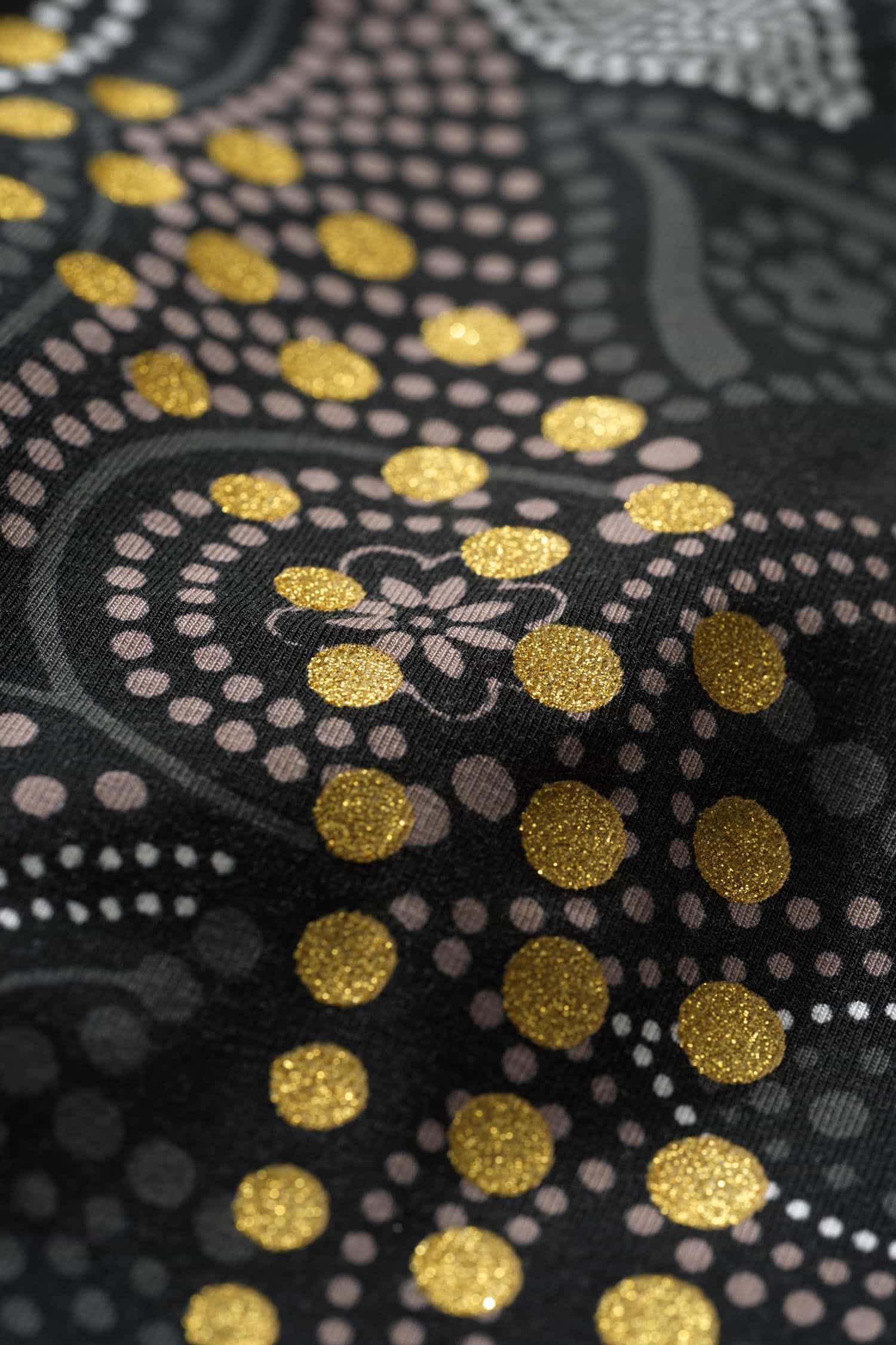 Nahaufnahme der goldenen Punkte auf der grau gemusterten metallic Yoga Leggings aus bio Baumwolle (kbA) und Elasthan